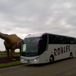 Autobús en el parking del Museo de los Dinosaurios en Asturias